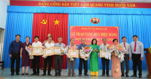 Đảng ủy xã Thuận Lợi tổ chức lễ trao tặng Huy hiệu Đảng đợt 3 – 2