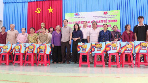 Trao 150 phần quà Tết cho hộ khó khăn và học sinh có hoàn cảnh khó khăn xã Thuận Lợi