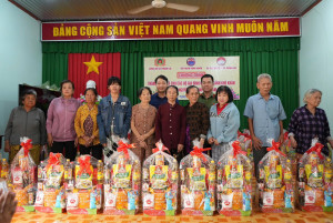 Trao tặng 101 phần quà Tết cho các hộ dân xã Thuận Lợi