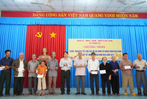Trao 221 phần quà Tết cho các hộ khó khăn xã Thuận Lợi