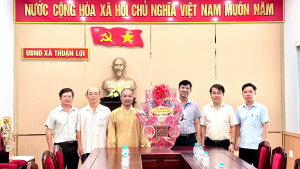 Đoàn chùa Thanh Phú thăm, chúc tết lãnh đạo xã Thuận Lợi
