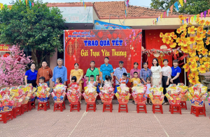 Công an xã Thuận Lợi phối hợp trao quà tết cho các gia đình khó khăn tại trường mầm non Thuận Phú