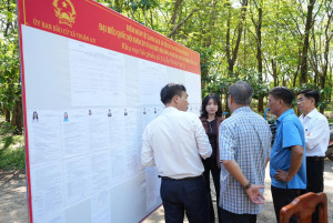 Đoàn kiểm tra Ban Bầu cử đại biểu Quốc hội khóa XVI kiểm tra công tác bầu cử tại xã Thuận Lợi