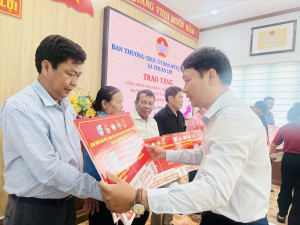 Trao Tặng “Hòm Thư Số Lắng Nghe Nhân Dân” – Công Trình Chào Mừng Thành Công Đại Hội Đại Biểu Mttq Việt Nam Xã Thuận Lợi Lần Thứ I, Nhiệm Kỳ 2025–2030