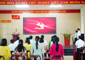 THUẬN LỢI: CHI BỘ VĂN PHÒNG HĐND VÀ UBND XÃ THUẬN LỢI TỔ CHỨC LỄ KẾT NẠP ĐẢNG VIÊN MỚI