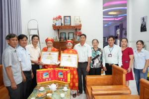 LÃNH ĐẠO ĐẢNG ỦY, HĐND, UBND, ỦY BAN MTTQ VIỆT NAM XÃ THUẬN LỢI THĂM, TẶNG QUÀ VÀ CHÚC THỌ NGƯỜI CAO TUỔI NĂM 2026.