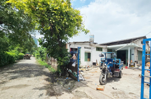 Một trong những hộ dân đồng thuận bàn giao mặt bằng tại Khu công nghiệp Biên Hòa 1, đồng thời di dời tài sản, tháo dỡ công trình trong ngày 15-7