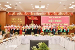 Lãnh đạo tỉnh trao quyết định và tặng hoa chúc mừng các cán bộ nhận quyết định điều động, bổ nhiệm tại buổi lễ. Ảnh: Huy Anh