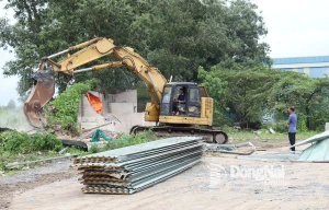 Trung tâm Phát triển quỹ đất tỉnh Đồng Nai tháo dỡ công trình trên đất đã được bàn giao cho Nhà nước.