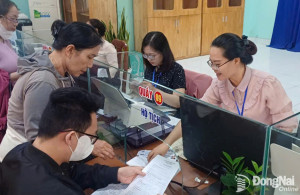 Công chức Tư pháp - hộ tịch phường Trấn Biên hướng dẫn người dân đến đăng ký thủ tục hành chính về hộ tịch. Ảnh: Thành Nhân