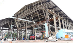 Một doanh nghiệp tại Khu công nghiệp Biên Hòa 1 đang trong quá trình tháo dỡ công trình trên đất. Ảnh: Hoàng Lộc
