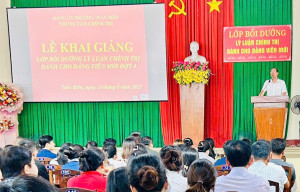 Lễ khai giảng lớp bồi dưỡng lý luận chính trị dành cho đảng viên mới