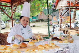 Đầu bếp bánh dân gian Đồng Nai tại sự kiện Ngày hội Ẩm thực Đồng Nai năm 2024. Ảnh: Ngọc Liên