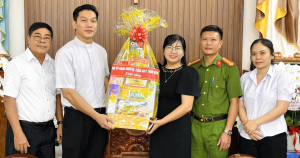 Ủy Ban Mặt Trận Tổ Quốc Việt Nam Phường Trấn Biên thăm, tặng quà các cơ sở tôn giáo