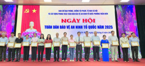 Đồng chí Lâm Tấn Khải – Phó Bí thư thường trực Đảng uỷ trao giấy khen cho  các cá nhân