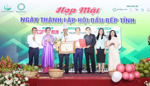 Ủy viên Ban Thường vụ Tỉnh ủy, Phó Chủ tịch UBND tỉnh Đồng Nai Lê Trường Sơn cùng Tổ chức Kỷ lục Việt Nam trao Kỷ lục xôi chiên phồng hạt điều lớn nhất Việt Nam cho Chi hội Đầu bếp tỉnh Đồng Nai. Ảnh: Ngọc Liên