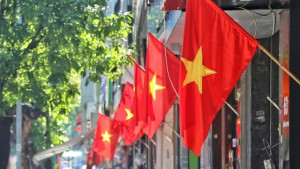 UBND phường Trấn Biên vận động các hộ dân thực hiện treo cờ Tổ quốc