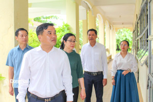 Ủy viên Ban Thường vụ Tỉnh ủy, Bí thư Đảng ủy, Chủ tịch HĐND phường Trấn Biên Hồ Văn Nam đề nghị sớm sửa chữa cơ sở vật chất tại Trường THCS Hùng Vương.