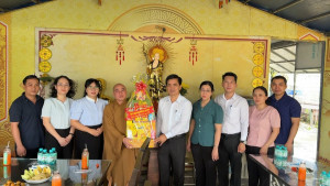 Đoàn công tác phường Trấn Biên thăm cơ sở Phật giáo dịp Lễ Vu lan 2025
