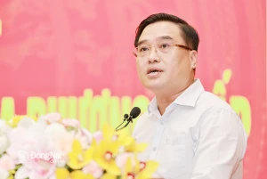 Ủy viên Ban Thường vụ Tỉnh ủy, Bí thư Đảng ủy phường Trấn Biên Hồ Văn Nam phát biểu tham luận về kinh nghiệm sau gần 1 tháng thực hiện vận hành mô hình chính quyền địa phương 2 cấp. Ảnh: Công Nghĩa