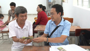 Hàng ngàn người dân phường Trấn Biên phấn khởi nhận quà lễ Quốc khánh 2-9