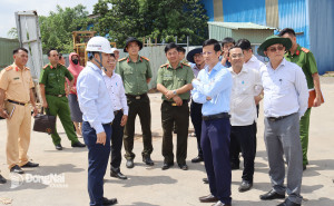 Tỉnh ủy viên, Phó Chủ tịch UBND tỉnh Hồ Văn Hà đi kiểm tra thực tế việc di dời tại doanh nghiệp  ở Khu công nghiệp Biên Hòa 1. Ảnh: Hoàng Lộc