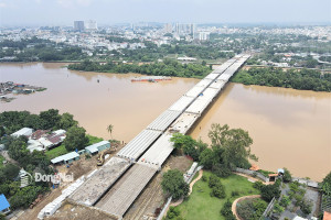 Công tác thi công đổ bê tông bản mặt cầu Thống Nhất dự kiến sẽ hoàn thành vào cuối tháng 10-2025. Ảnh: Phạm Tùng