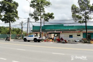 Hộ ông Bùi Ngọc Long tháo dỡ công trình bàn giao mặt bằng trên đường Võ Thị Sáu ngày 20-9. Ảnh: Khắc Thiết