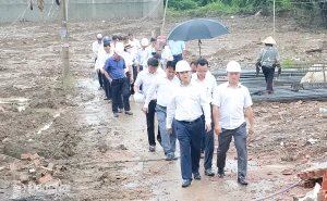 Tỉnh ủy viên, Phó Chủ tịch UBND tỉnh Đồng Nai Hồ Văn Hà kiểm tra công tác thi công Dự án Đường trục trung tâm thành phố Biên Hòa khu vực đầu cầu Thống Nhất giáp với đường Võ Thị Sáu. Ảnh: Phạm Tùng