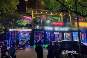 Tổ kiểm tra liên ngành phường Trấn Biên kiểm tra cơ sở kinh doanh quán ăn T.B. Ảnh: Biên Hùng