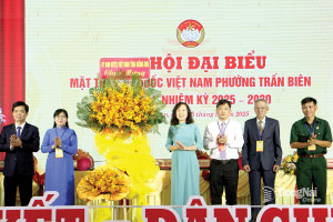 Đồng chí Huỳnh Thị Hằng (thứ 4 từ phải qua), Phó Bí thư Tỉnh ủy, Chủ tịch Ủy ban MTTQ Việt Nam tỉnh Đồng Nai tặng hoa chúc mừng Đại hội Đại biểu MTTQ Việt Nam phường Trấn Biên. Ảnh: Văn Truyên