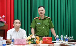Trung tá Nguyễn Thái Bình, Phó Trưởng Công an phường Trấn Biên trao đổi tại buổi làm việc. Ảnh: Phạm Quang