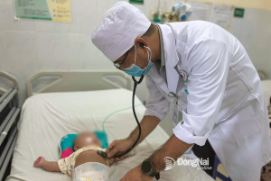 Nhiều bệnh viện kín giường do trẻ mắc bệnh hô hấp tăng cao