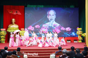 Tiết mục văn nghệ chào mừng đại hội. Ảnh: Huy Anh