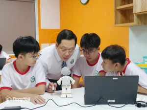 Thầy trò Trường TH-THCS-THPT Song ngữ Lạc Hồng (phường Trấn Biên) trong tiết học có ứng dụng trí tuệ nhân tạo. Ảnh: Hạnh Dung