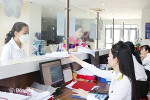 Người nộp thuế thực hiện thủ tục hành chính về thuế tại cơ quan thuế. Ảnh: Ngọc Liên