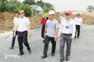 Ủy viên Ban Thường vụ Tỉnh ủy, Bí thư Đảng ủy, Chủ tịch HĐND phường Trấn Biên Hồ Văn Nam kiểm tra tiến độ dự án vào sáng 5-11. Ảnh: Khắc Thiết