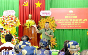 Báo cáo viên Đại úy Nguyễn Hữu Linh tuyên truyền tại Hội nghị