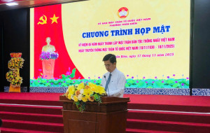 Ông Lâm Tấn Khải – Phó bí thư Thường trực Đảng ủy phường phát biểu chúc mừng tại buổi họp mặt
