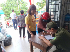 Ban điều hành các khu phố tiếp nhận đóng góp ủng hộ của người dân