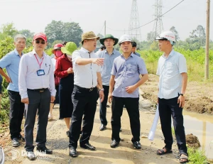 Ủy viên Ban Thường vụ Tỉnh ủy, Bí thư Đảng ủy, Chủ tịch HĐND phường Trấn Biên Hồ Văn Nam kiểm tra, chỉ đạo công tác giải phóng mặt bằng tại Dự án Đường trục trung tâm phường Trấn Biên. Ảnh: Khắc Thiết