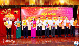 Đảng ủy UBND tỉnh trao quyết định thành lập các tổ chức cơ sở Đảng thuộc Đảng bộ UBND tỉnh Đồng Nai.