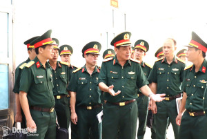 Thiếu tướng Đặng Văn Lẫm (giữa), Phó Tư lệnh Quân khu 7 và đại diện các cơ quan Quân khu 7 kiểm tra công tác chuẩn bị tiếp nhận chiến sĩ mới năm 2025 tại Sư đoàn 309 đóng tại Đồng Nai. Ảnh: Nguyệt Hà