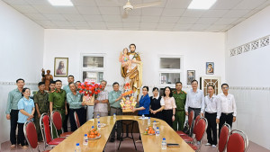 Lãnh đạo phường Trấn Biên tặng hoa chúc mừng Giáo xứ Bình An