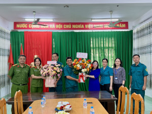 Lãnh đạo phường Trấn Biên thăm, chúc mừng đơn vị quân sự phường