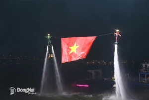 Hàng ngàn người dân xem biểu diễn flyboard tại phường Trấn Biên