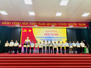 Các cá nhân và tập thể phường Trấn Biên được khen thưởng tại hội nghị. Ảnh: Thùy Anh