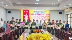Lãnh đạo UBND phường Trấn Biên trao giấy khen cho tập thể và cá nhân Công an phường. Ảnh: Thùy Anh.