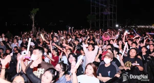 Mãn nhãn chương trình nghệ thuật đặc biệt và bắn pháo hoa chào đón Tết Dương lịch 2026 phường Trấn Biên