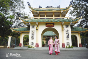 Văn miếu Trấn Biên được nhiều bạn trẻ tìm đến để thực hiện các bộ ảnh Tết